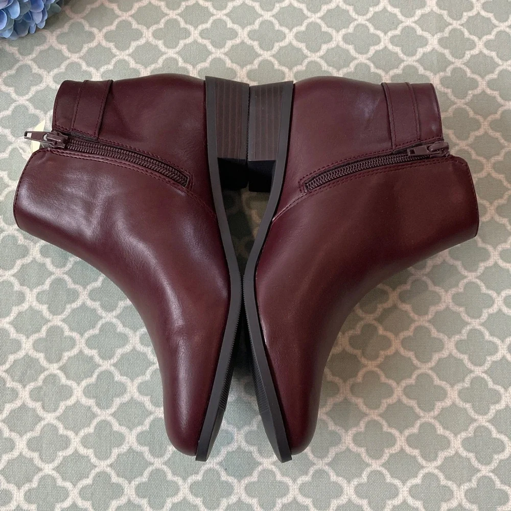 NWT St. John’s Bay Rayford Dark Wine Booties 7.5 Wide Width